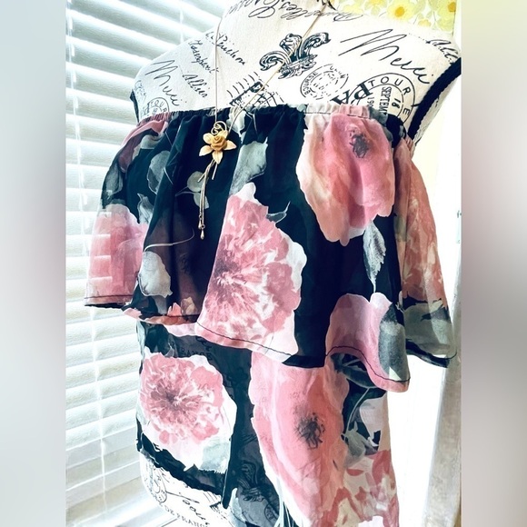 Must Have Women’s Small Floral Off-Shoulder Smocked Top • Ruffle Sleeve • EGUC - Picture 9 of 11